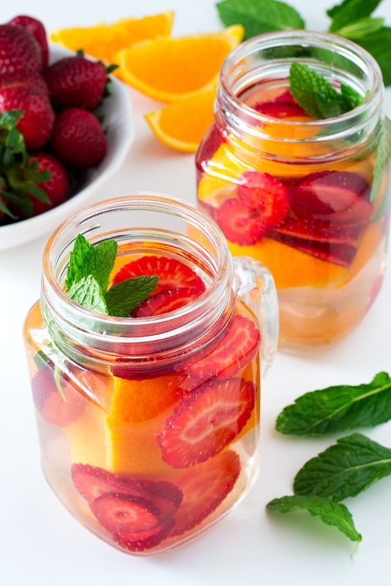 Agua detox de fresas naranja y menta